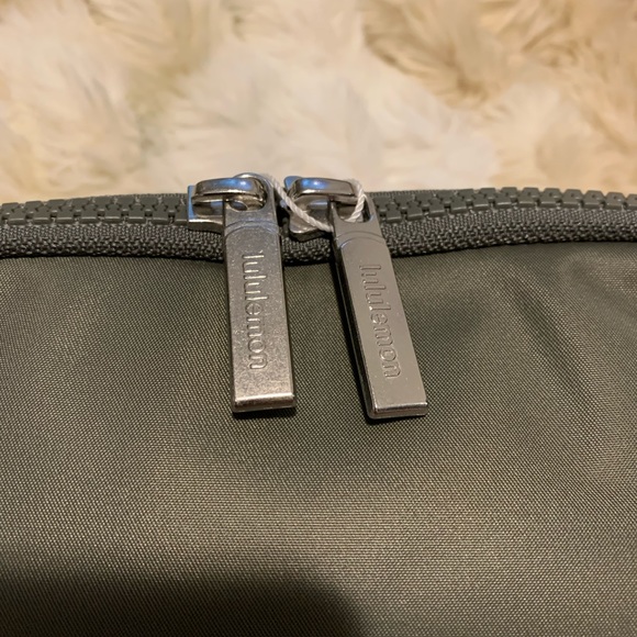 COPY - Everywhere Belt Bag 2L Large - Picture 3 of 6